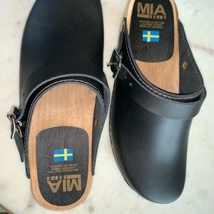 Alma Black Leather Clogs